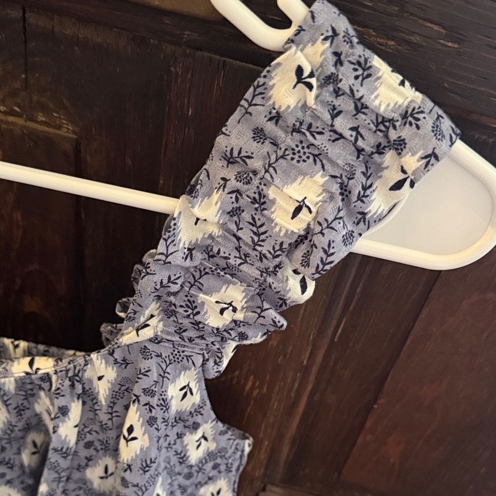 NWT!  Maurices Blue and White Patterned Blouse - Picture 5 of 5
